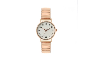 Détail de montre tendance or rose avec bracelet extensible et cadran à chiffres
