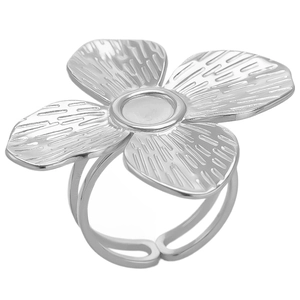 Détail macro d'une bague fleur en argent avec pétales brossés et anneau ajustable