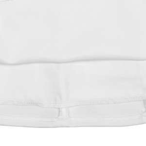 Gros plan détaillé montrant l'ourlet en tissu blanc lisse et la fente latérale de la robe