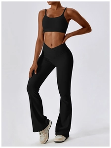 Détail de la texture côtelée du pantalon évasé à taille croisée et du soutien-gorge de sport
