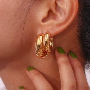 Fashionable 18K gold plated stainless steel hollow C-shaped croissant hoop earrings