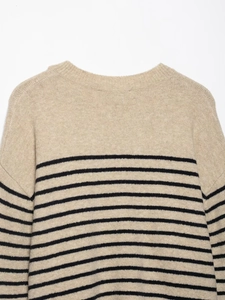 Détail du pull en maille avoine avec fines rayures noires et texture de haute qualité