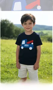 Détail du t-shirt bleu marine pour garçon avec broderie grue et photo style de vie