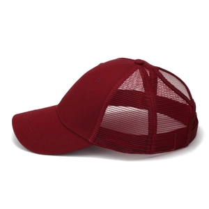 Casquette de baseball rouge foncé réglable avec filet à l'arrière et visière incurvée