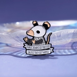 Punk-Maus-Emaille-Anstecknadel mit Spruch auf lila gewelltem Schmuckständer