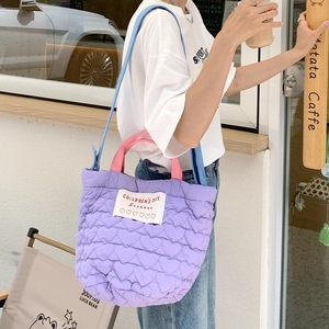 Sac cabas matelassé lavande avec poignées roses et bandoulière bleue amovible
