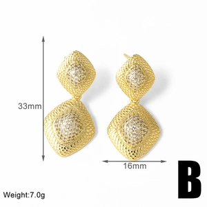 Vista detallada de pendientes de rombo dorados con medidas 33mm por 16mm y peso de 7,0g