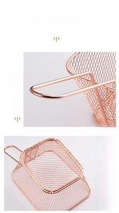Détail du cadre en maille or rose renforcé et de la poignée épaissie avec crochet
