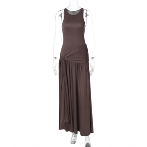 Détail de la robe sans manches marron foncé avec nœud à la taille et plis élégants