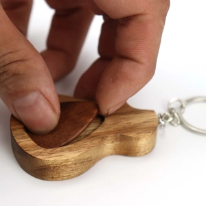 Gitarrenförmiges Plektrum-Aufbewahrungsbox-Schlüsselanhänger aus Holz mit Plektrum