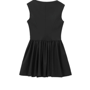 Vista posteriore di un mini abito nero senza maniche con elegante orlo a pieghe