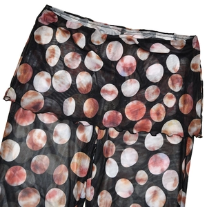 Detail der High-Waist-Leoparden-Netzhose mit gerafftem Rock-Design und Punktemuster