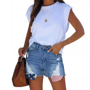 Tenue d'été femme avec T-shirt blanc et short en jean vieilli aux motifs drapeau américain