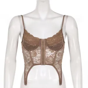 Dettaglio del bustier in pizzo marrone con motivi floreali e chiusura frontale a gancio