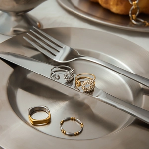 Bagues style épingle de sûreté avec strass sur une assiette et couverts en métal