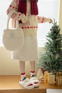 Gros plan sur des chaussettes de Noël en polaire corail avec chaussons en peluche