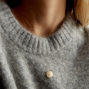Collier Pendentif Rond en Acier Inoxydable Minimaliste Chaîne à Breloque Cercle Polie Miroir Bijoux pour Hommes Femmes Accessoire Bureau