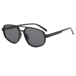 Lunettes de soleil aviateur à double pont avec monture noire et verres gris, vue de profil