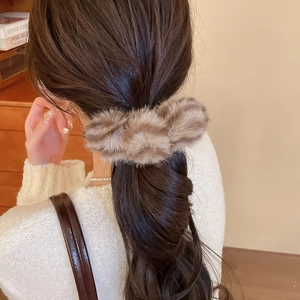 Détail d'un chouchou en fausse fourrure pelucheuse à motif léopard pour l'hiver
