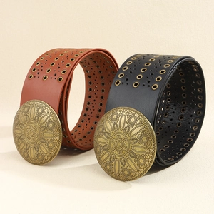Nahaufnahme brauner und schwarzer Boho-PU-Ledergürtel mit Vintage-Sonnengravur-Schnallen