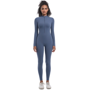 Détail du zip frontal sur un body à manches longues bleu marine au style sportif