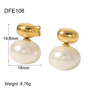 Macro view of geometric pearl earrings with measurements 19.8mm x 16mm and 8.76g weight