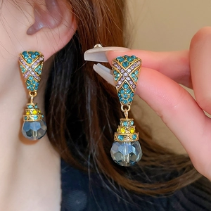 Boucles d'oreilles vintage dorées avec cristaux goutte bleus et strass multicolores