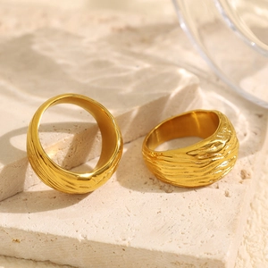 Anello a Fascia Italiano Retro con Texture Spazzolata per Donna in Acciaio al Titanio Oro Argento Superficie Irregolare