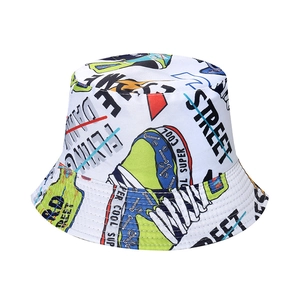 Cappello a secchiello bianco reversibile con motivi graffiti e scritte street style