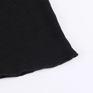 Detailansicht des schwarzen Rippstrickgewebes mit hochwertiger Saumverarbeitung und Textur
