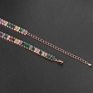 Collier tennis en zircons rectangulaires arc-en-ciel avec placage en or rose