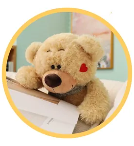 Detalle de oso de peluche rizado con bordado de corazón y bufanda leyendo un libro