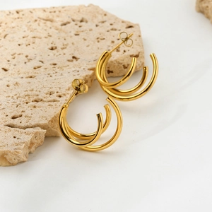 Boucles d'oreilles modernes en acier inoxydable doré 18K avec design triple ligne en C