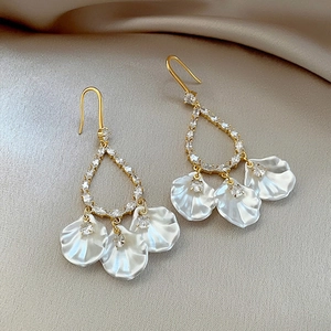 Boucles d'oreilles pendantes dorées avec strass et pétales de fleurs en nacre blanche