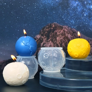 Vista dettagliata degli stampi in silicone 3D terra e luna con texture planetarie