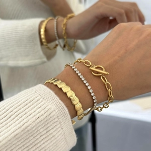 Ensemble de trois bracelets superposables en acier inoxydable plaqué or 18k et zircon