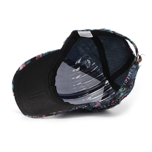Dettaglio dell'etichetta di lavaggio 100% poliestere nel cappello a fiori
