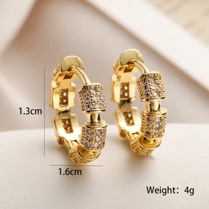 Vue détaillée des boucles d'oreilles anneaux dorés avec dimensions 1,3cm x 1,6cm et poids 4g
