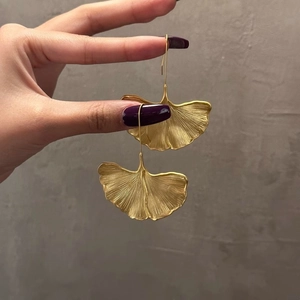Orecchini pendenti foglia di ginkgo oro opaco con venature dettagliate ed eleganti