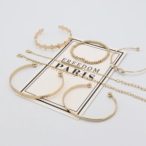 Detailansicht eines 7-teiligen Goldarmband-Sets mit minimalistischen Punk-Stil-Designs