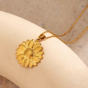 Sunflower Pendant Necklace 18K Gold Plated Stainless Steel Floral Clavicle Chain Fashion Jewelry For Women Elegant Style