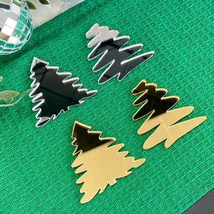 Moderne goldene und silberne Spiegel-Acryl Weihnachtsbaum Tortendeko auf grünem Stoff