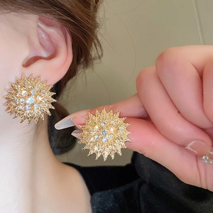 Boucles d'oreilles tournesol dorées élégantes avec strass pour un style minimaliste