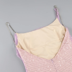Détail du tissu à paillettes rose violet avec fines bretelles et fermeture éclair au dos