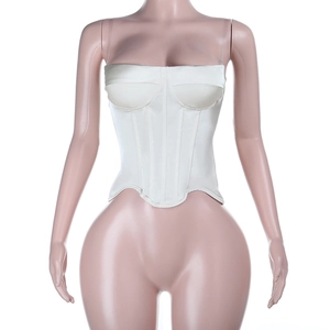 Détail du haut bustier en satin blanc avec baleines de maintien et bretelles