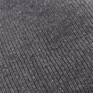 Gros plan détaillé du tissu en laine gris foncé montrant la texture de la maille