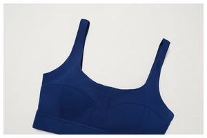 Dettaglio del reggiseno sportivo blu scuro con cuciture rinforzate e fascia elastica