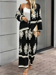 Détail de l'élégant motif ethnique géométrique noir et blanc sur tissu fluide doux