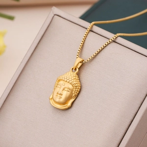 Collar con colgante de cabeza de Buda dorado y cadena box en joyero elegante