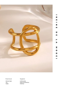 Vue détaillée d'une bague dorée ajourée entrelacée avec des lignes polies